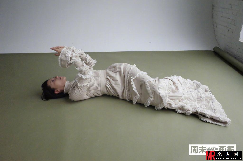 杨子姗杂志大片曝光 露肩长裙显淡淡性感(1)