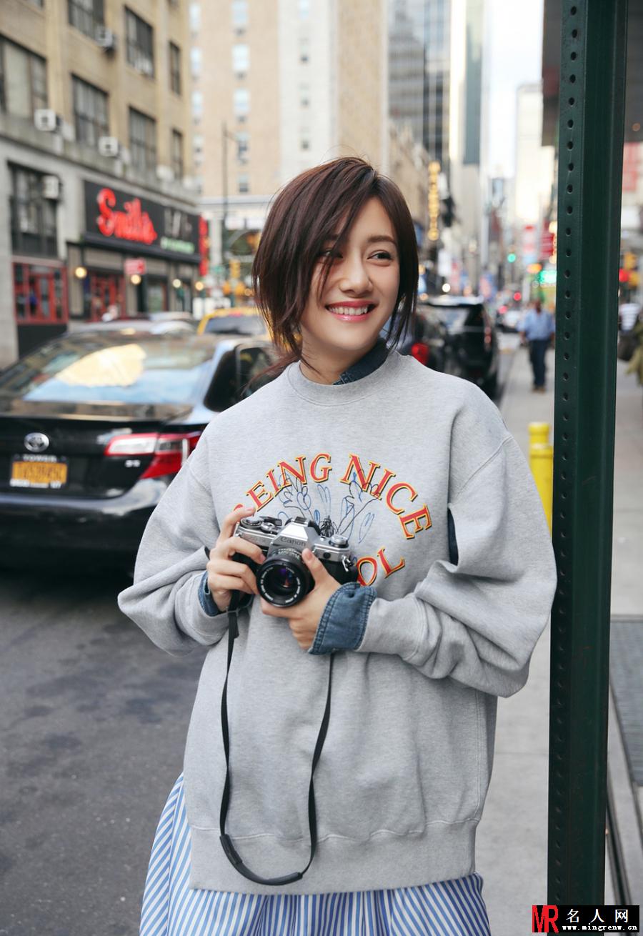 刘芸卫衣衬衫半裙的混搭组合 穿出满屏的少女感(1)