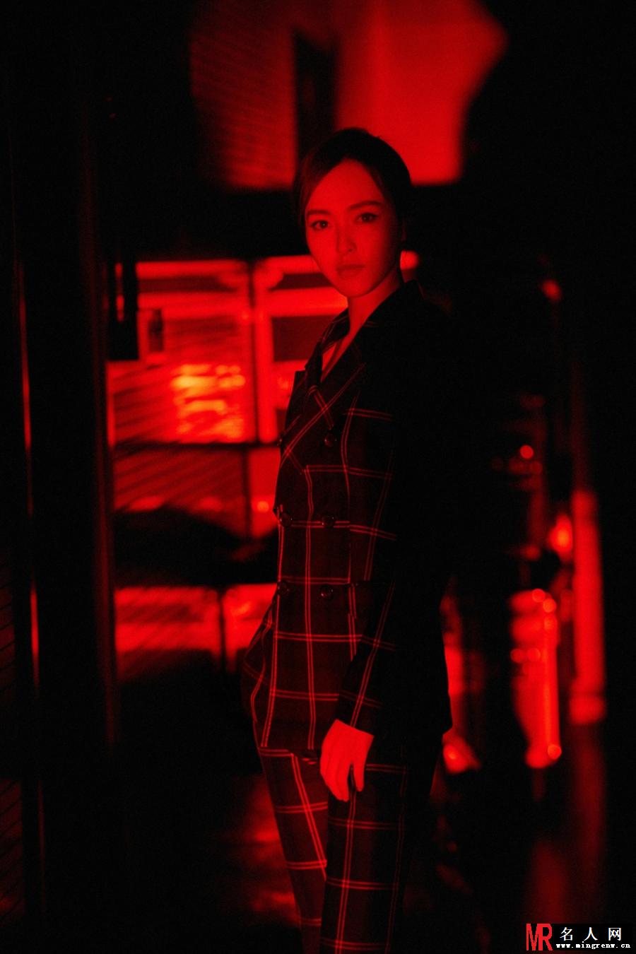 唐嫣紫色格子套装拍写真干练有型  母校向戏剧致敬(1)