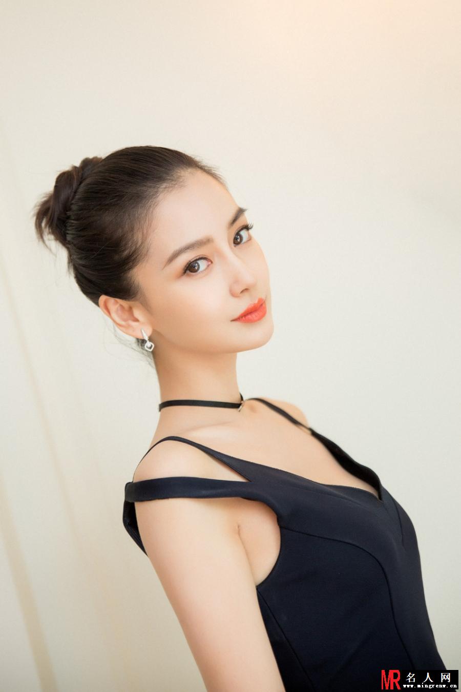 辣妈Baby产后复出看剧本 甜美笑容可爱十足(1)