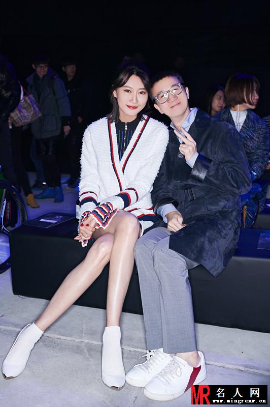 李斯羽获“美容风尚ICON”大奖 大长腿抢镜(1)
