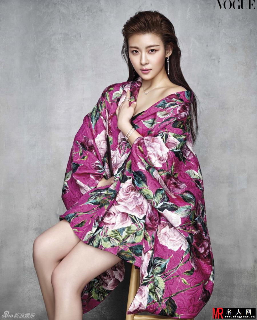 河智苑登台湾杂志封面 美胸呼之欲出(1)
