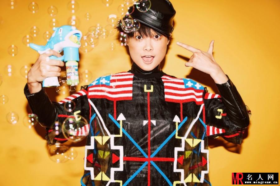 李宇春新年写真 表情逗趣狂卖萌(1)