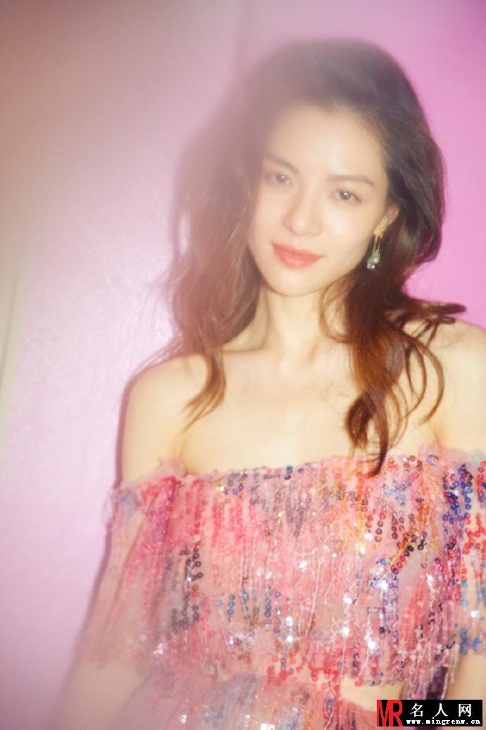 钟楚曦魅力写真曝光 身着亮片装性感迷人(1)