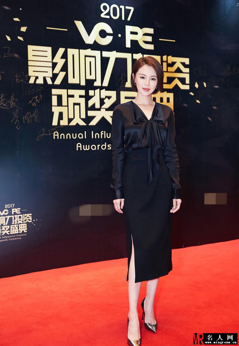 关悦短发黑裙优雅亮相颁奖礼 获最佳跨界投资人奖(1)