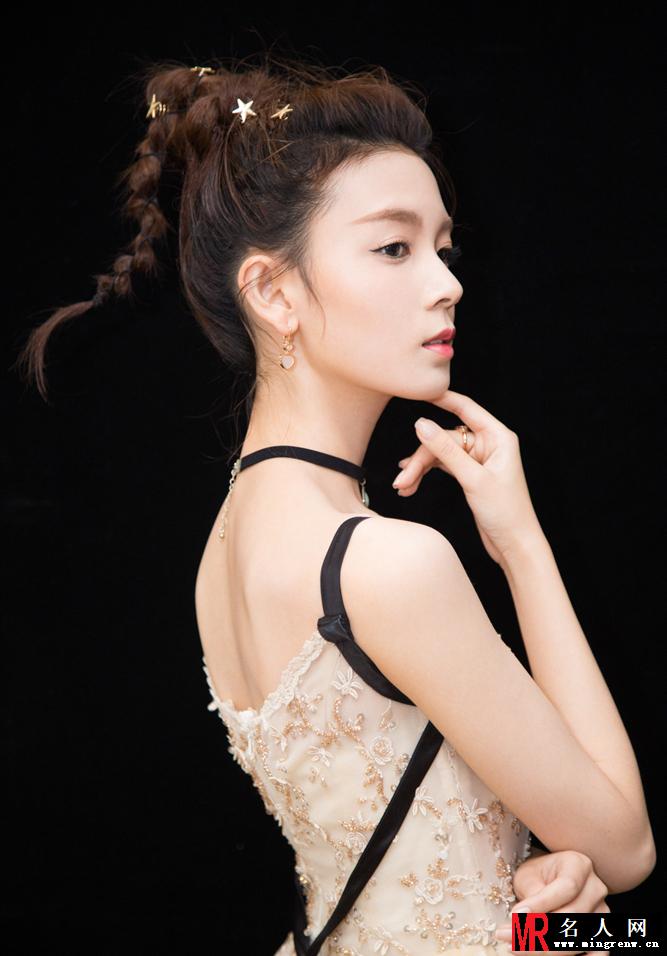 90后小花陈瑶变身小仙女 一双灿若星辰的双眼十足迷人(1)