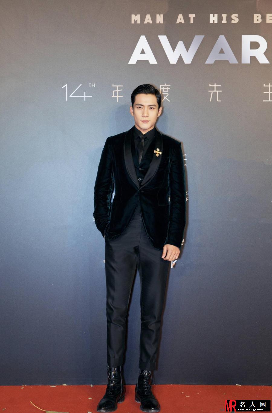 韩东君亮相年度先生盛典 比以往更多一份稳重超帅气迷人(1)