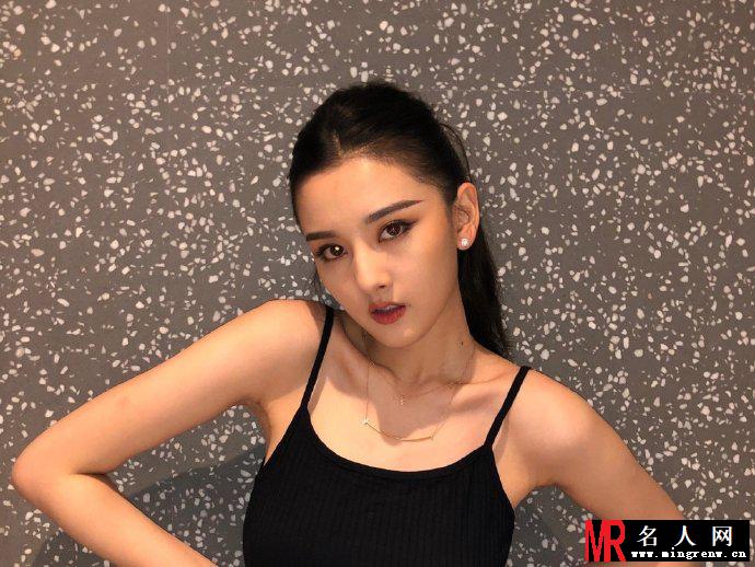 宋祖儿罕见烟熏妆 性感妩媚酷似猫女(1)