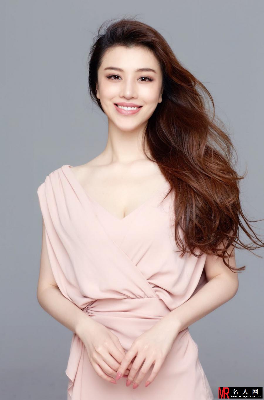 刘翔前妻清凉秀深沟 身材傲人笑容迷人(1)