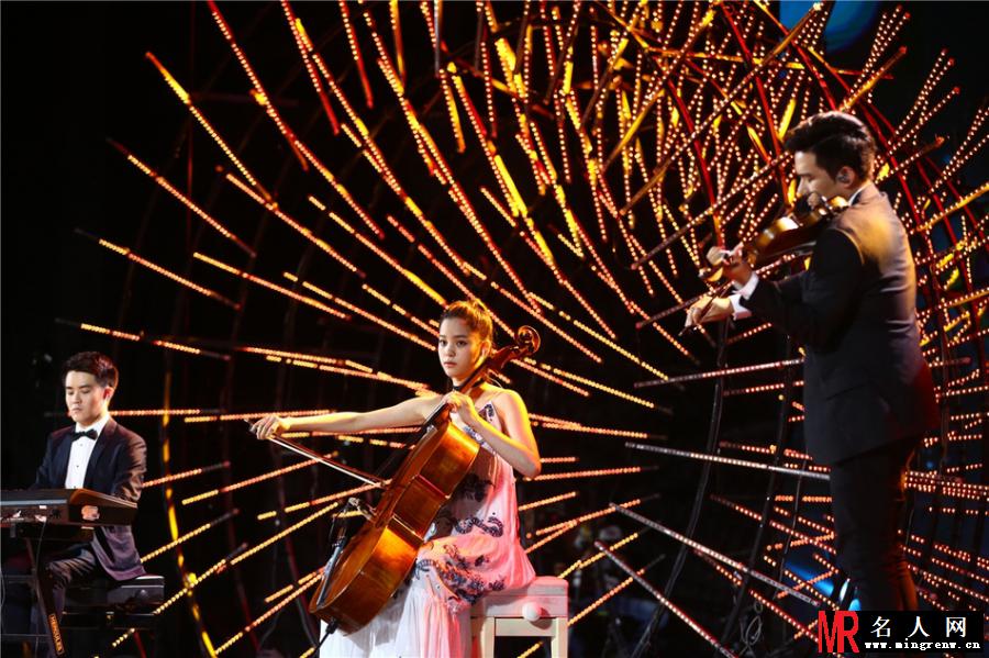 2017微博电影之夜现场 欧阳娜娜大提琴演奏“爱乐之城主题曲”(1)
