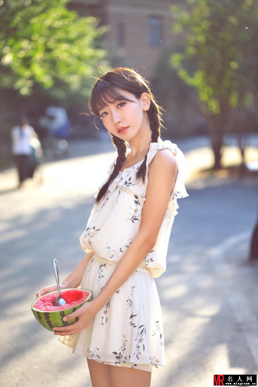 “小志玲”网红嫩模陈潇晒照 清纯可爱人比瓜甜(1)