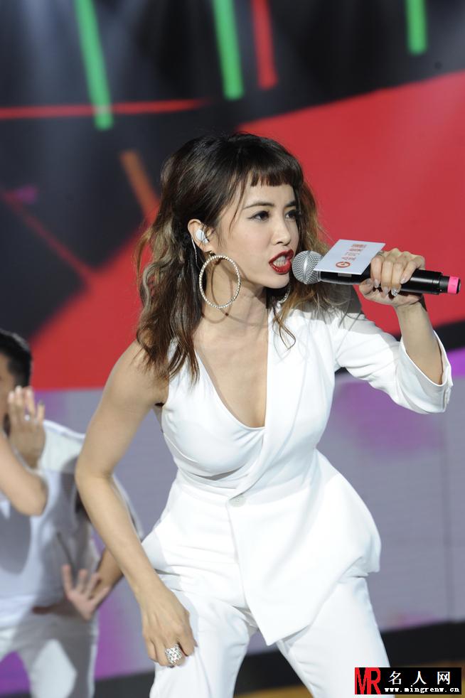 蔡依林劲歌热舞 不介意胸前春光乍泄(1)