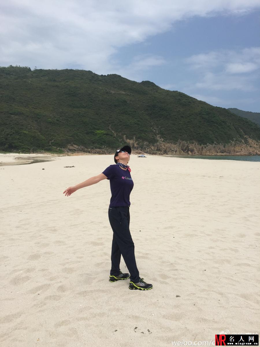 刘嘉玲晒出游照片 漫步海边拥抱大自然(1)