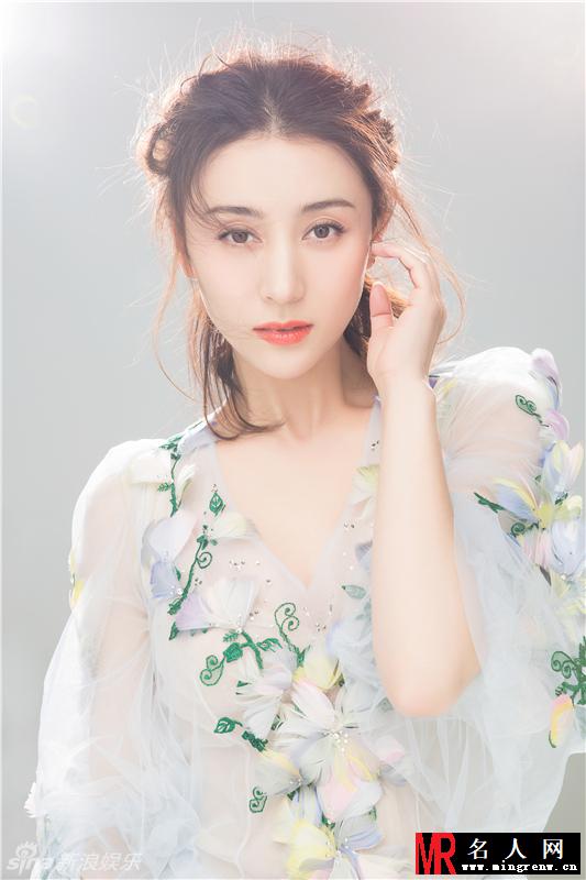 周庭伊一袭鲜花头纱裙 化身花仙子(1)