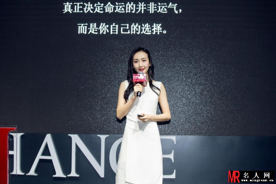 王鸥出席品牌活动 一袭白裙知性大方(1)