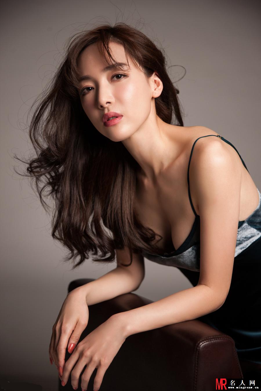 叶一云熟女风情 香肩锁骨好迷人(1)