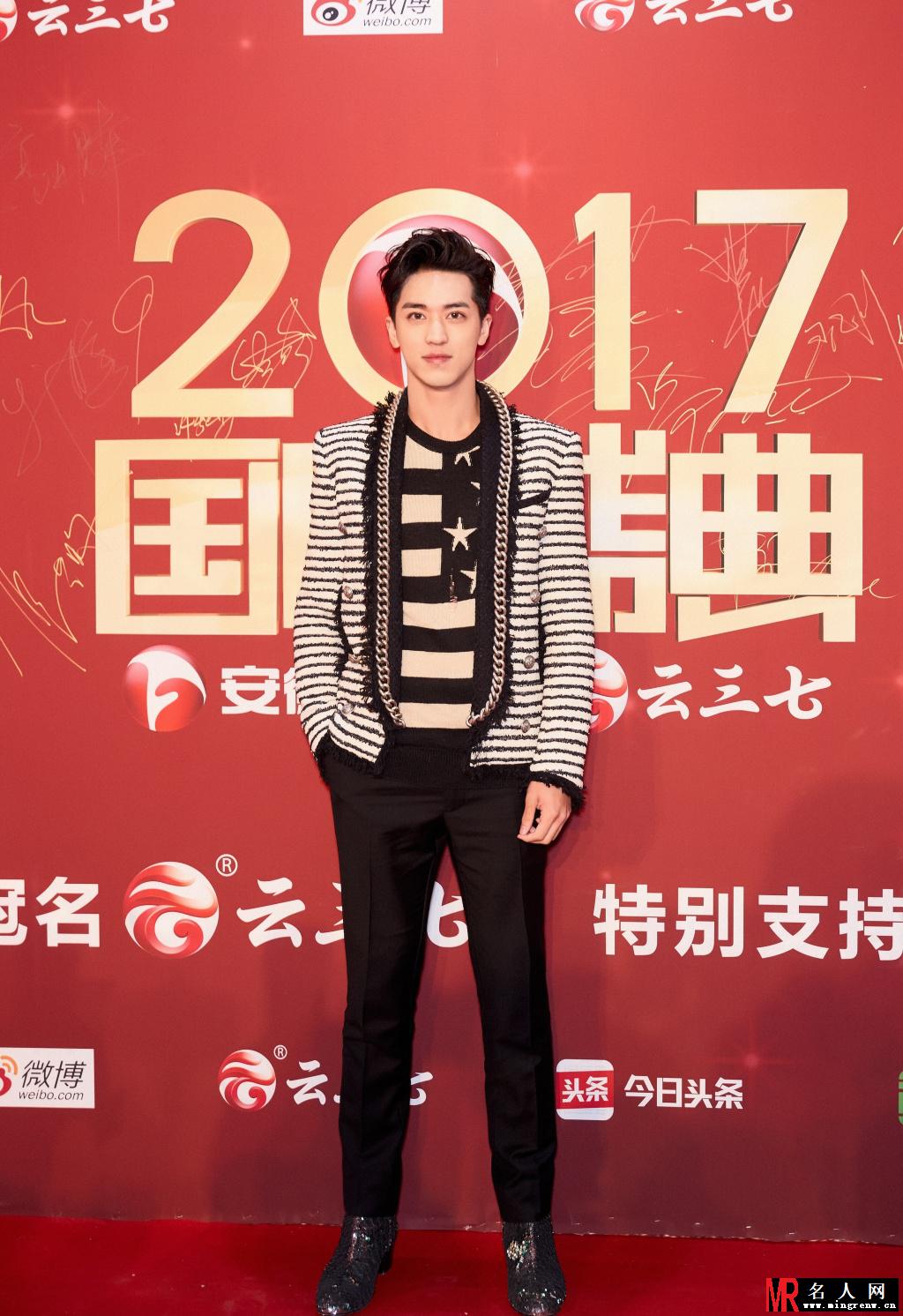 许魏洲颜好气质佳 行走的衣架造型百变时尚感爆棚(1)