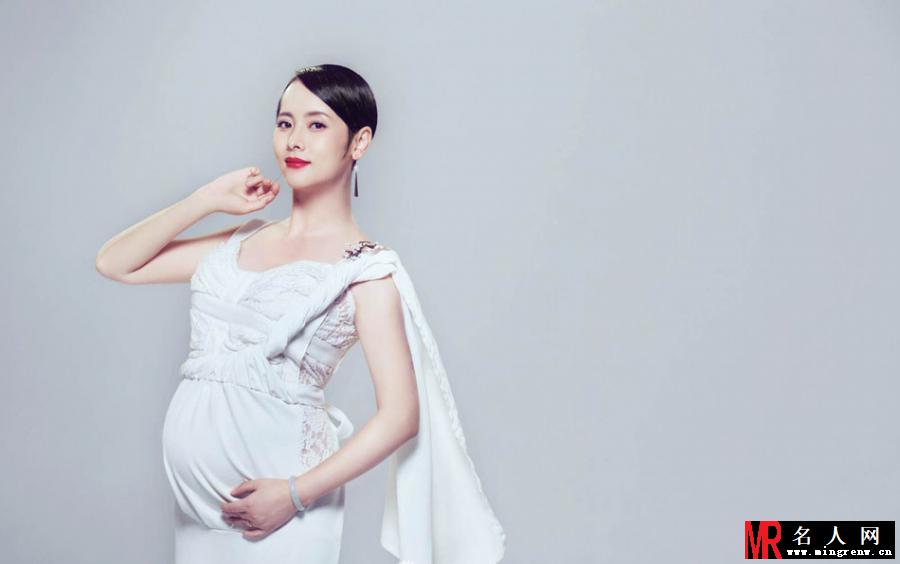 杨明娜挺孕肚幸福满满 四肢纤细容颜动人(1)