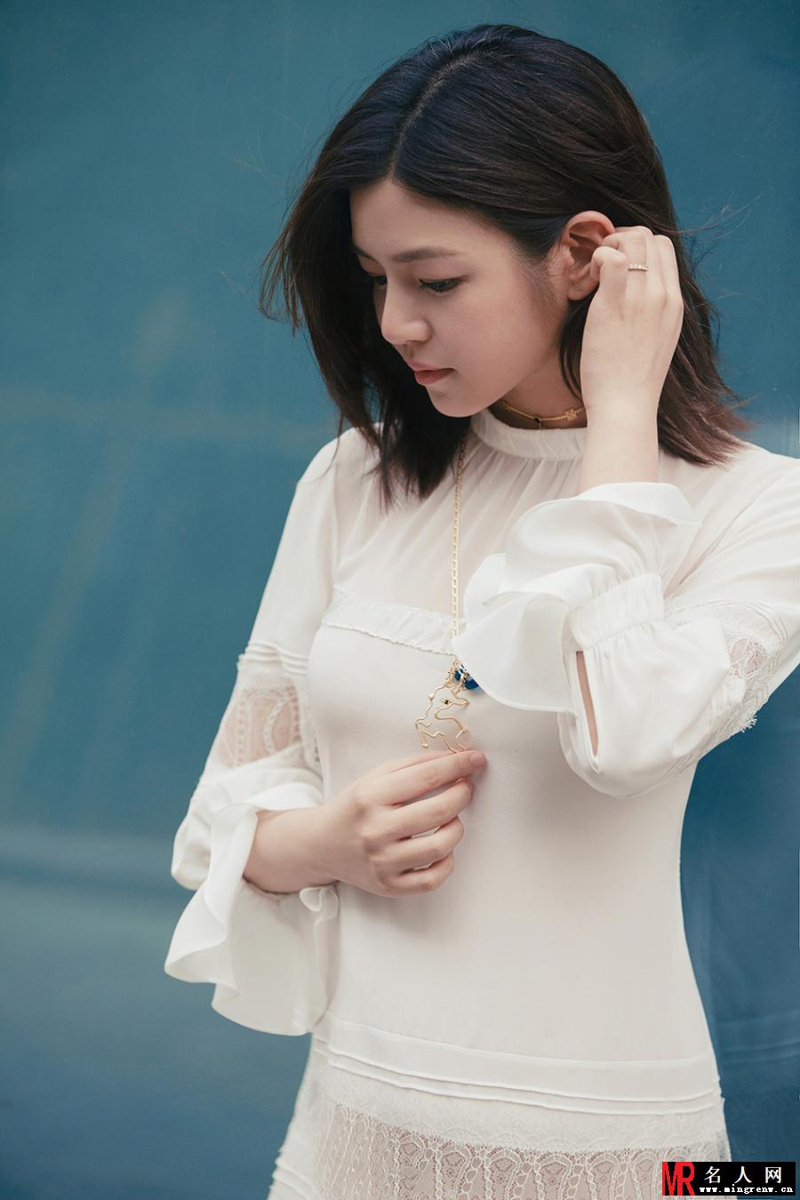 陈妍希夏日街拍 蕾丝长裙秀美腿尽显温婉好气质(1)