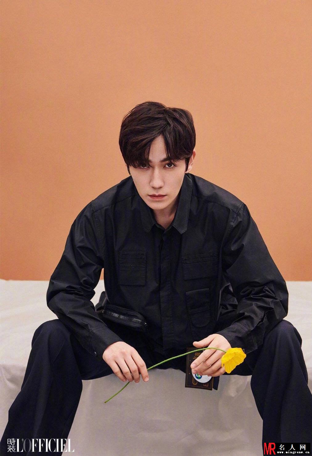 朱一龙登录《时装 L’OFFICIEL》6月刊封面大片，不疾不徐迎风而行(1)