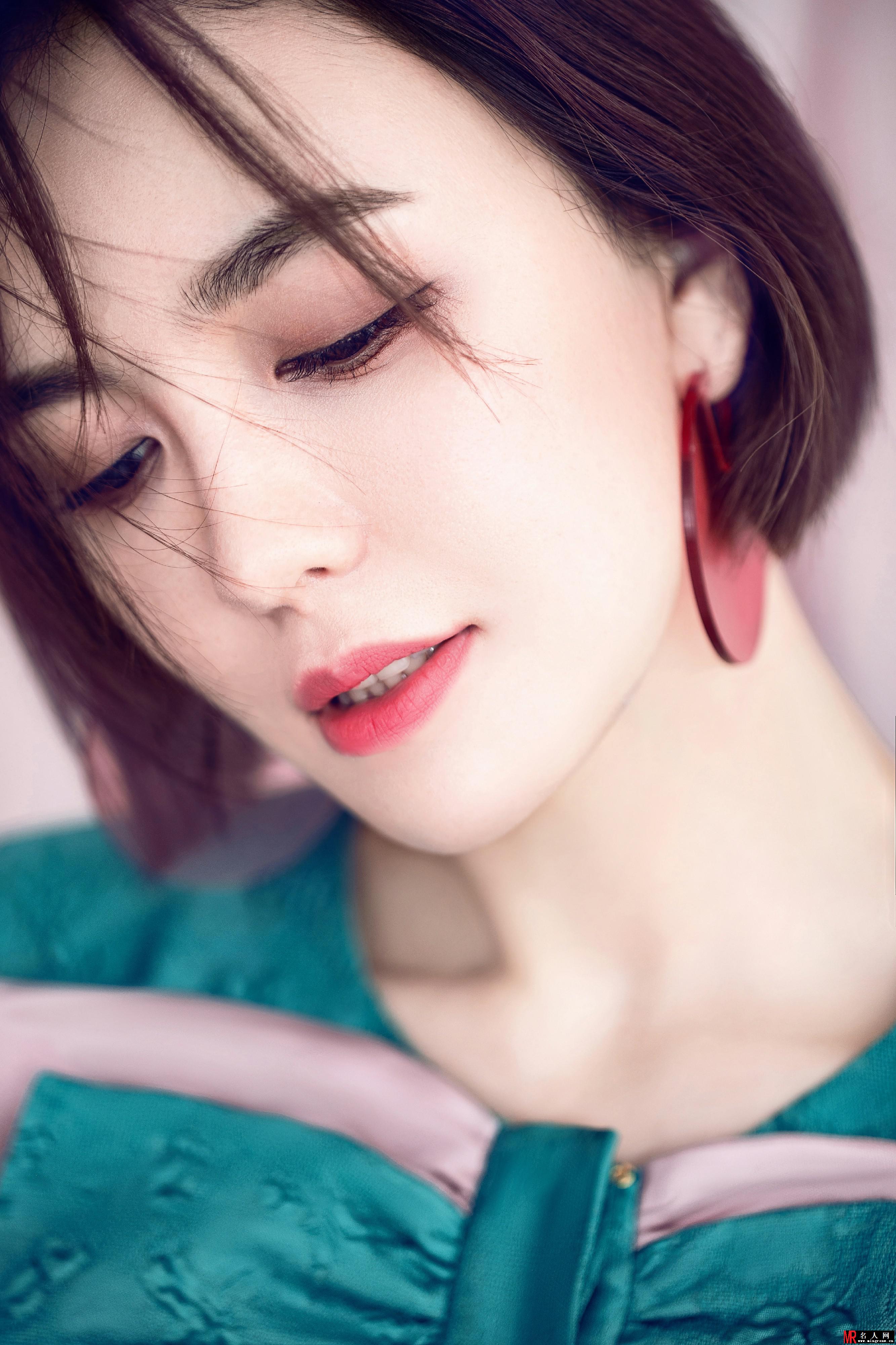 吕佳容全新温柔短发写真(1)