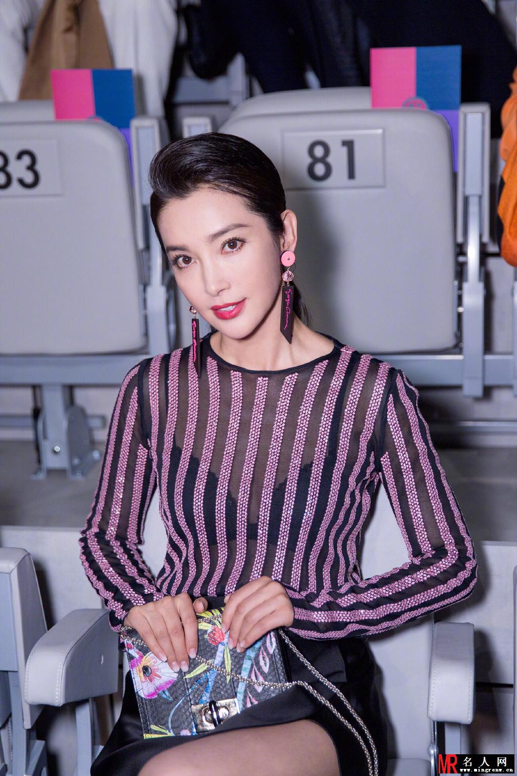 李冰冰亮相阿玛尼秋冬大秀 身着品牌系列服饰简洁优雅尽显女人味(1)