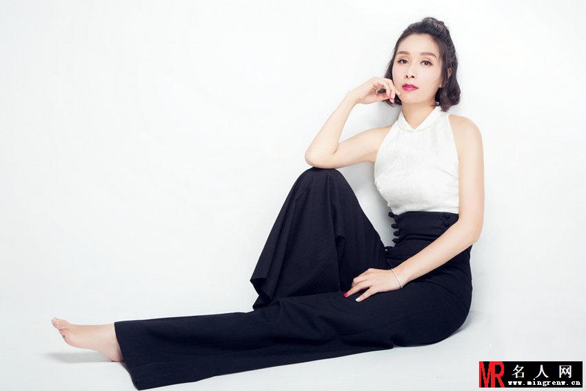 杨恭如初秋休闲大片 甜美微笑俏皮可爱(1)