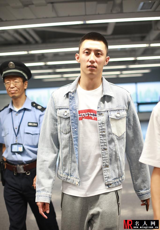 黄景瑜现身上海机场 板寸头尽显雅痞范儿(1)