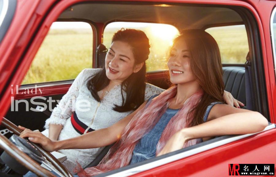 郑恺女友程晓玥与妈妈合拍 一颦一笑尽显贵妇范(1)