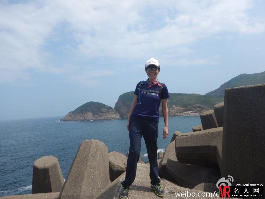 刘嘉玲晒出游照片 漫步海边拥抱大自然(1)