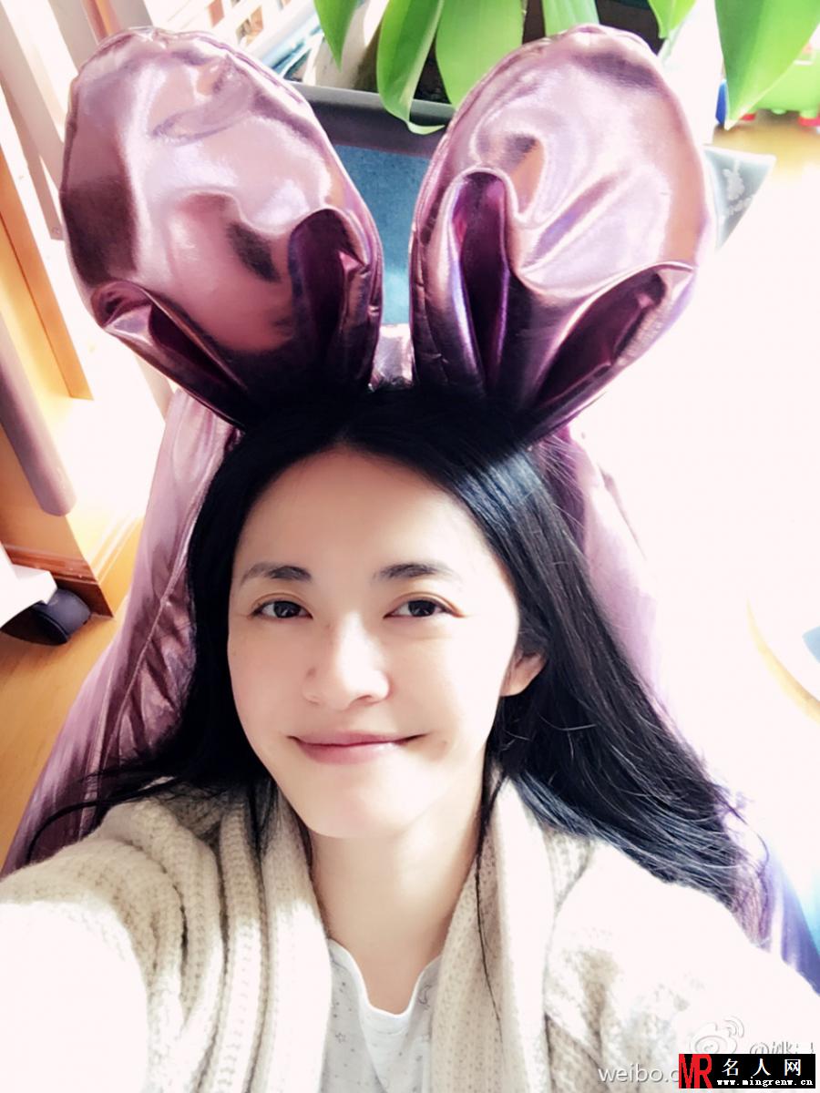 姚晨晒照与儿子拼颜值 网友赞各有各的美(1)
