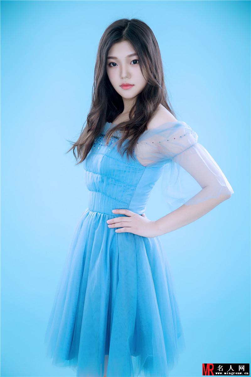 赵曼茵《小星星》主题写真大片 淡蓝色少女元气满满(1)