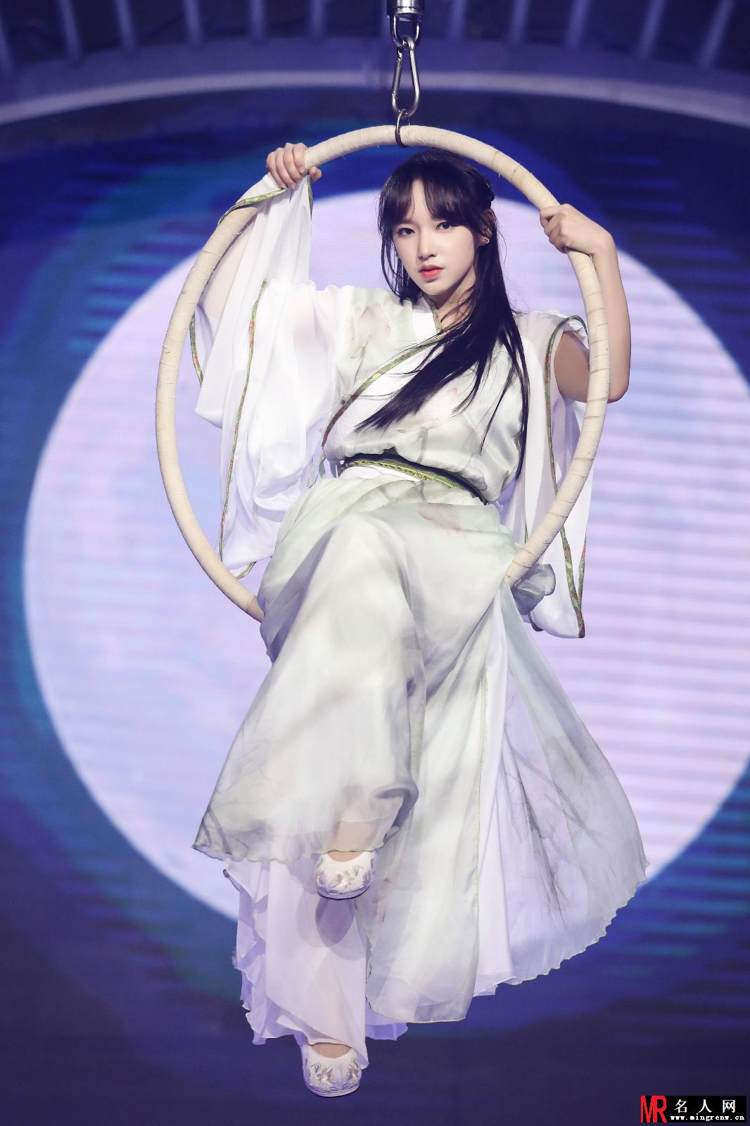 程潇《天天向上》吊环舞首秀 唯美动人如梦如幻(1)