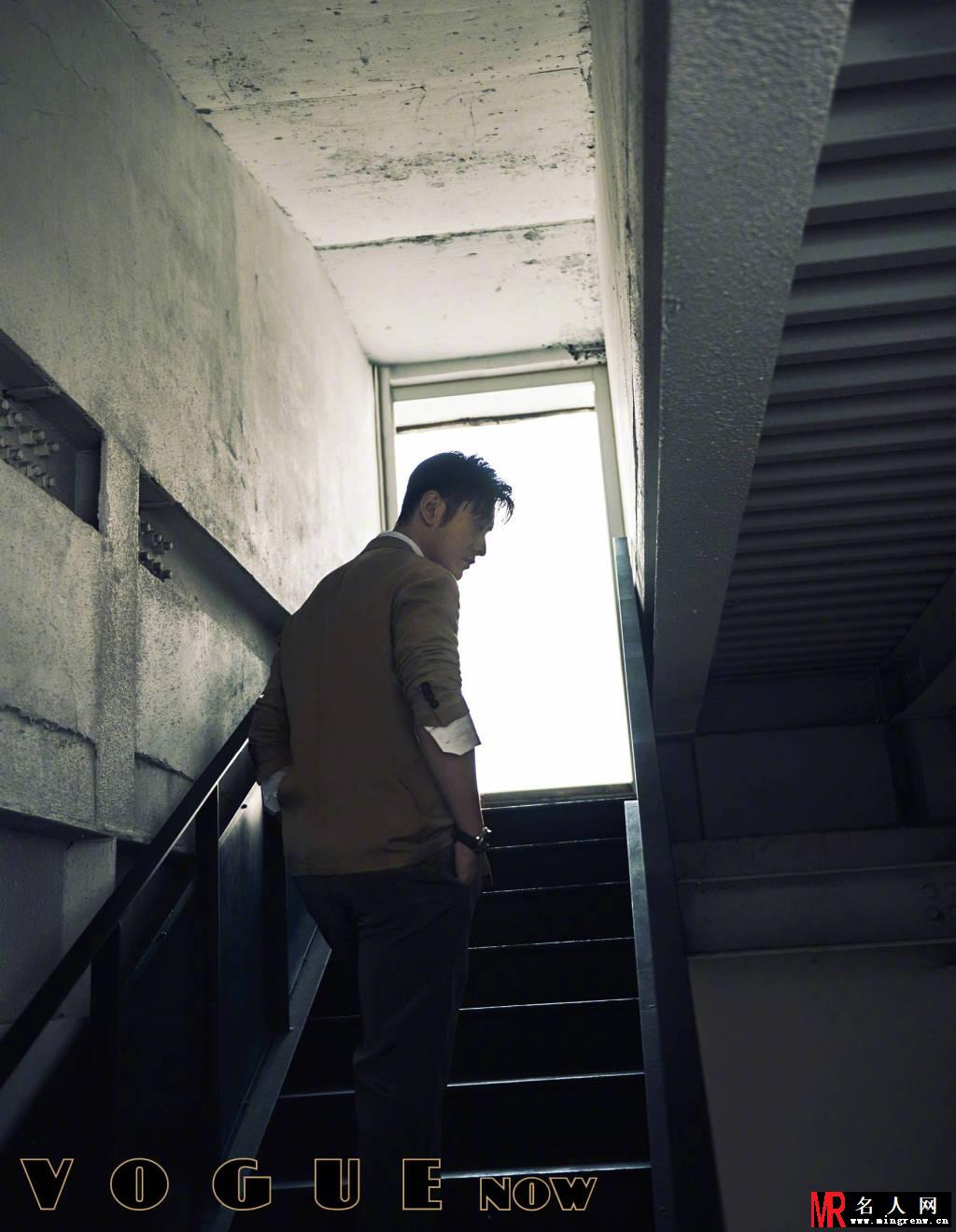 黄晓明VOGUEnow首期大片曝光 极简色调更衬沉稳内敛气质(1)