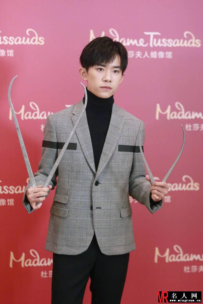 易烊千玺现身杜莎夫人蜡像馆  现场量身花絮图集温暖又有型(1)