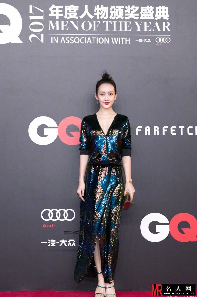 王鸥一袭深V礼服出席活动 烈焰红唇优雅性感(1)
