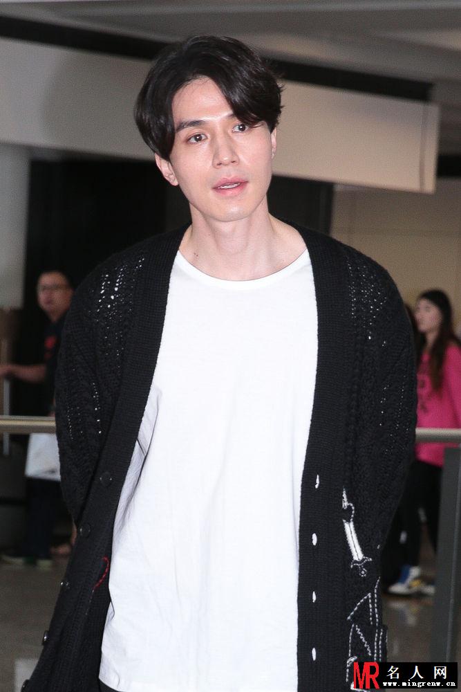 李栋旭赴香港捞金 全程粉丝追着(1)