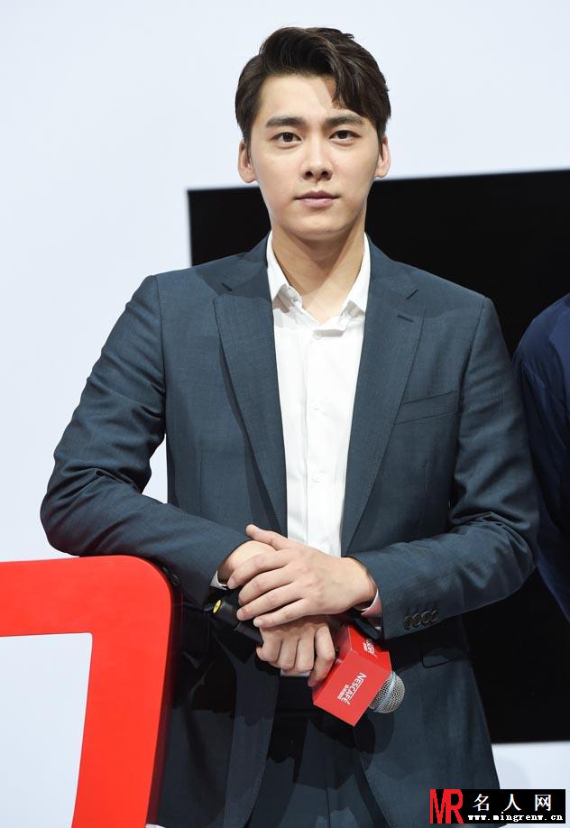 李易峰西装出席活动 亲手制作咖啡尽显暖男范儿(1)