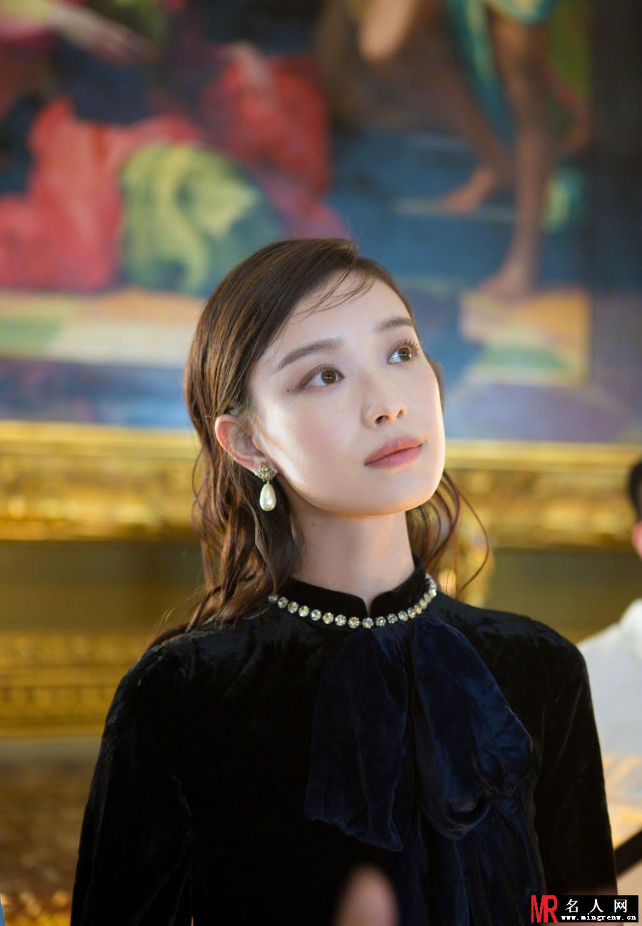倪妮肤若凝脂笑靥如花 着蓝丝绒礼服优雅纯净(1)