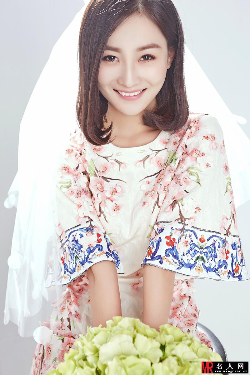 张维娜最新写真 气质温婉笑容治愈(1)