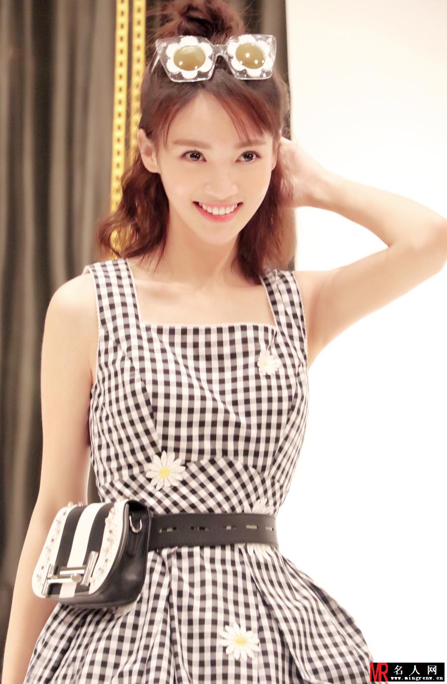 金晨笑容阳光甜美 奔赴花样旅途(1)