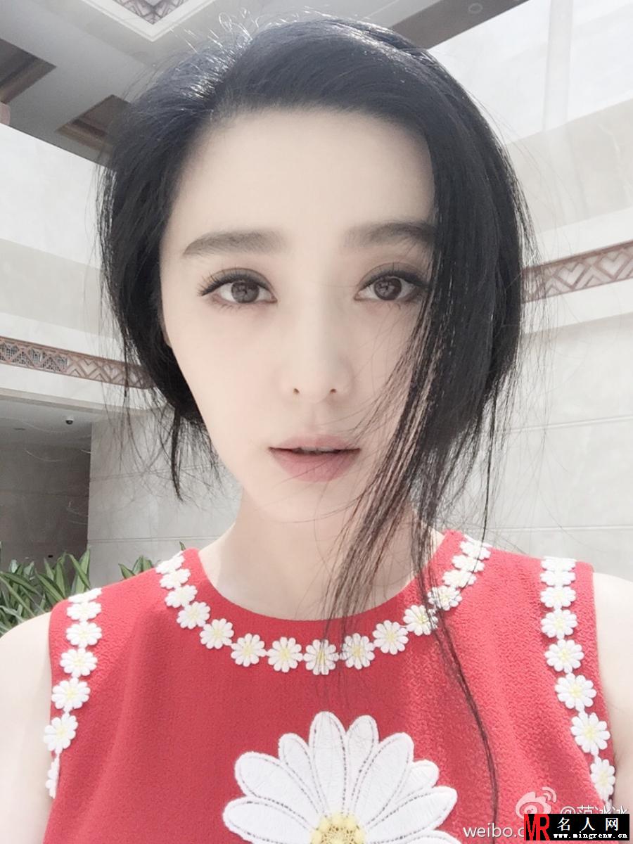 范冰冰卖萌自拍 红裙碎发扮兔兔(1)