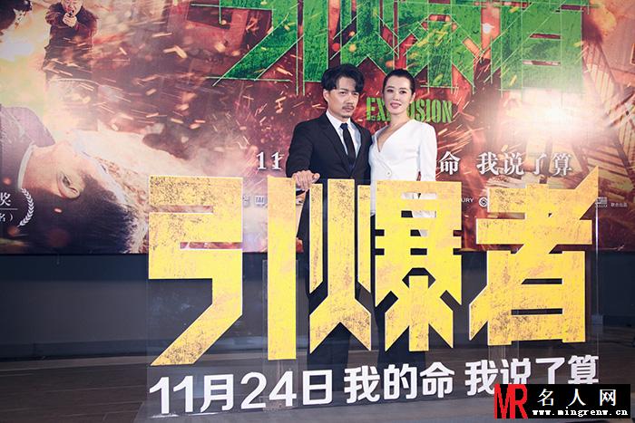余男白色上衣搭配黑色阔腿裤 尽显成熟又温柔的“大女人”魅力(1)