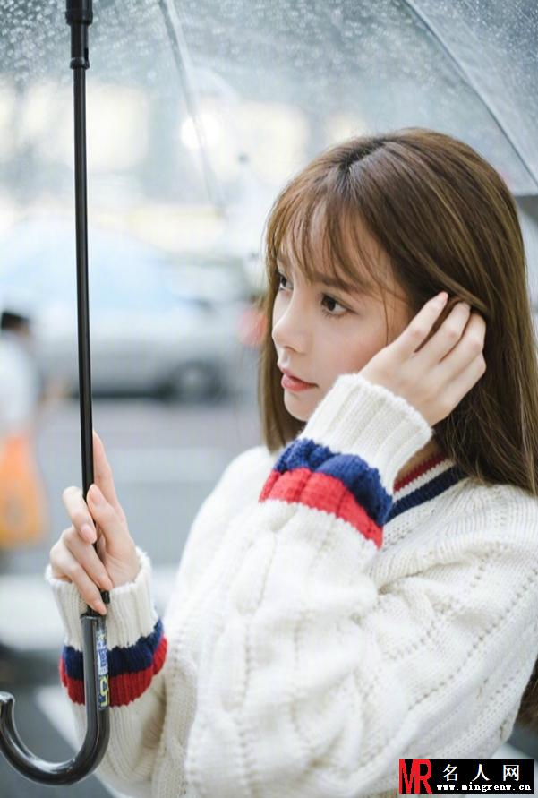 沈梦辰下雨天写真 清纯可爱好似学生妹(1)