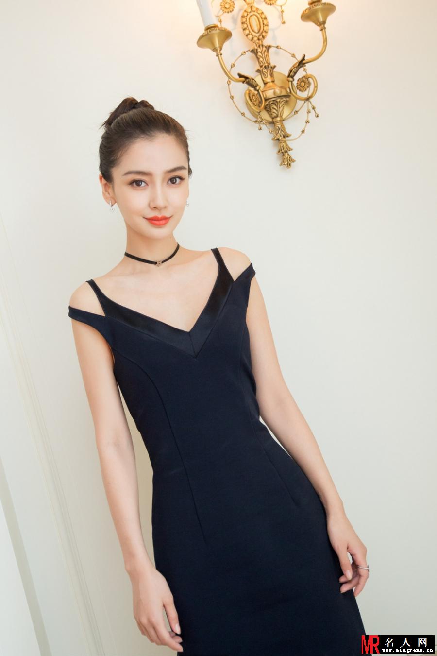 辣妈Baby产后复出看剧本 甜美笑容可爱十足(1)