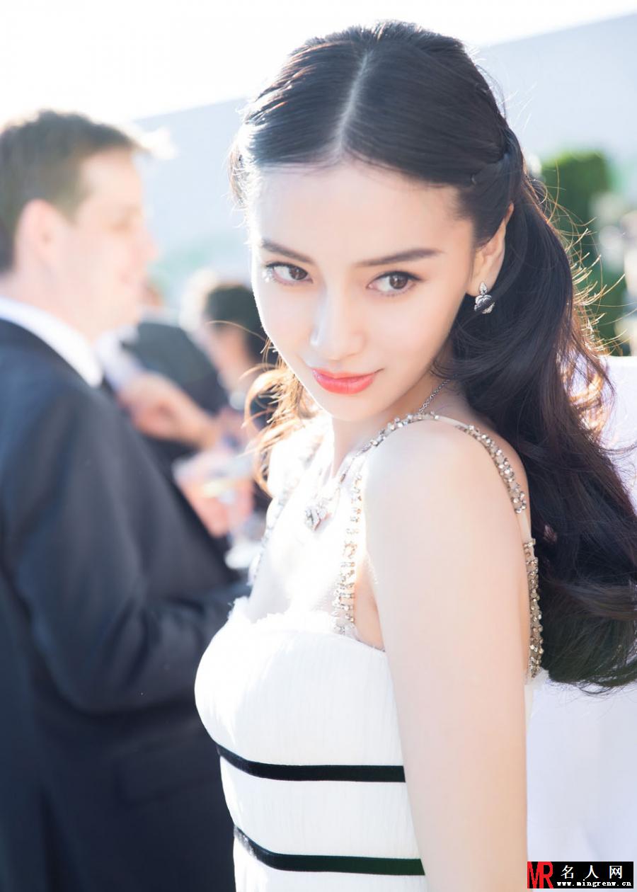 Baby白色纱裙飘然灵动 曲线曼妙尽显法式浪漫(1)
