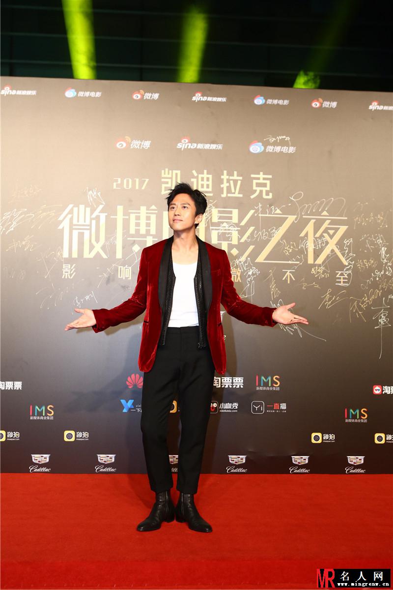 邓超亮相微博电影之夜 一身潮装雅痞时尚(1)