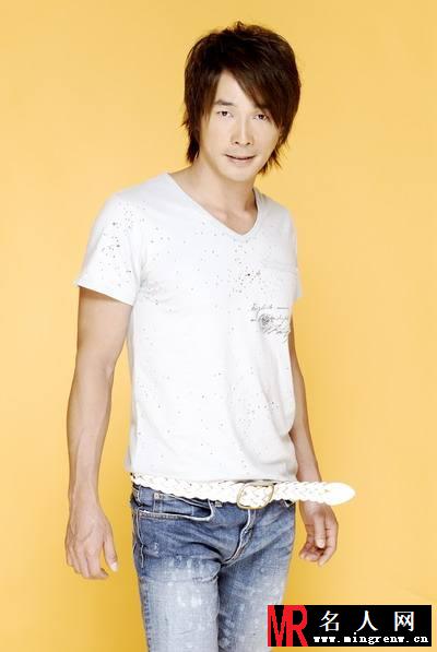 老男孩黄品源写真 尽显男人成熟魅力(1)