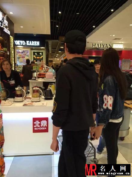 冯绍峰林允俩人一同逛街(1)