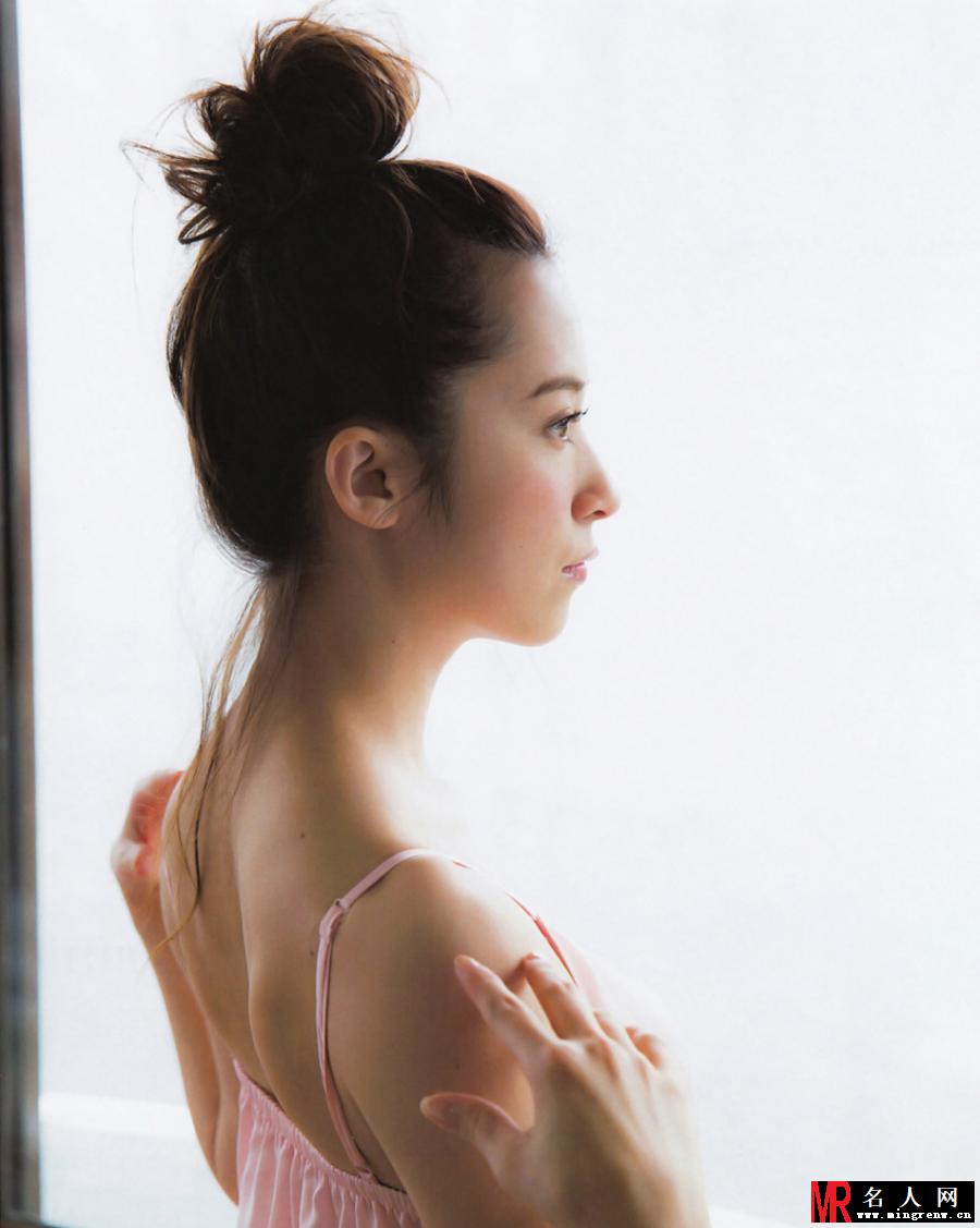 日本女星闺房写真 欲遮还露引人遐想(1)